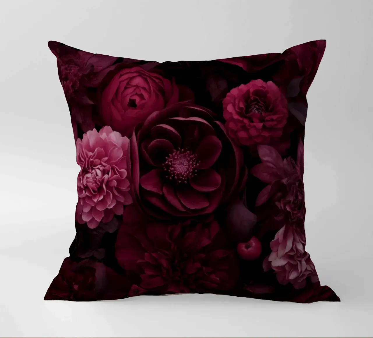 Grandezza vittoriana Fiori grandi rosso borgogna cuscino da Andrea Haase Floral Passion
