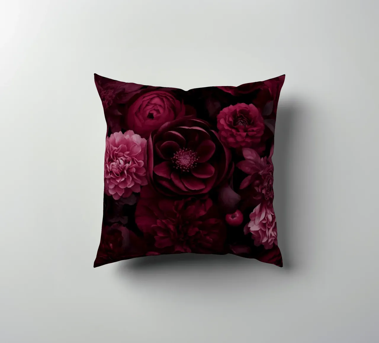 Grandezza vittoriana Fiori grandi rosso borgogna cuscino da Andrea Haase Floral Passion