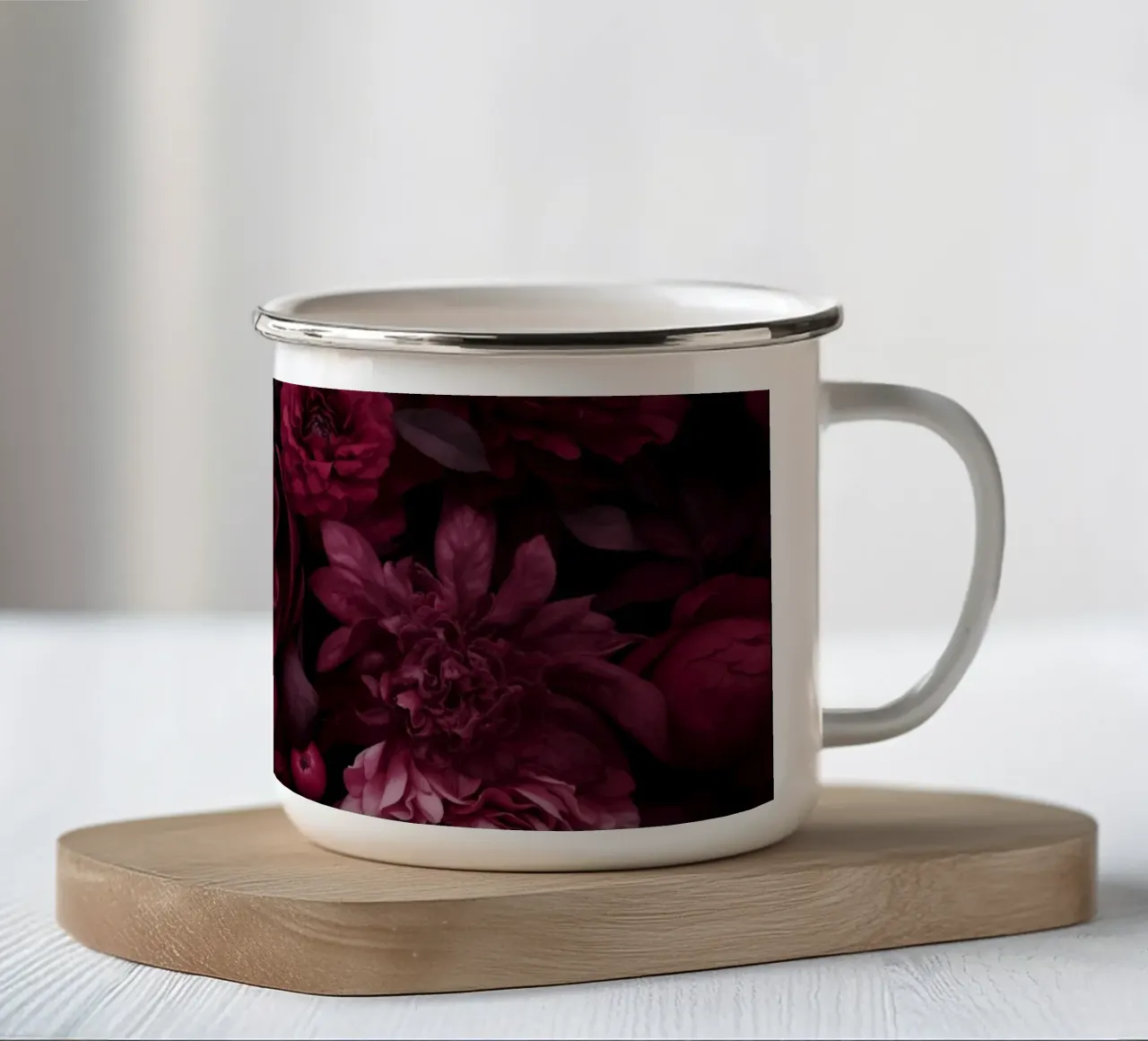 Grandezza vittoriana Fiori grandi rosso borgogna tazza in smalto da Andrea Haase Floral Passion