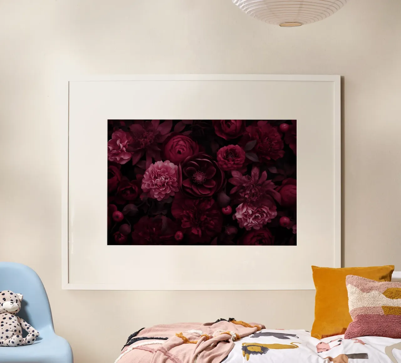 Grandezza vittoriana Fiori grandi rosso borgogna poster con telaio in legno da Andrea Haase Floral Passion