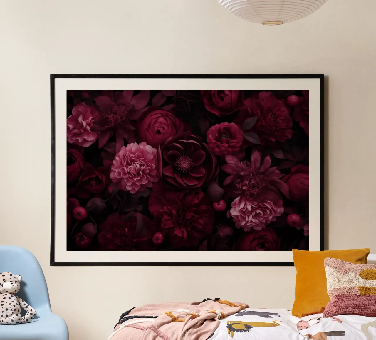 Grandezza vittoriana Fiori grandi rosso borgogna poster con telaio in legno da Andrea Haase Floral Passion