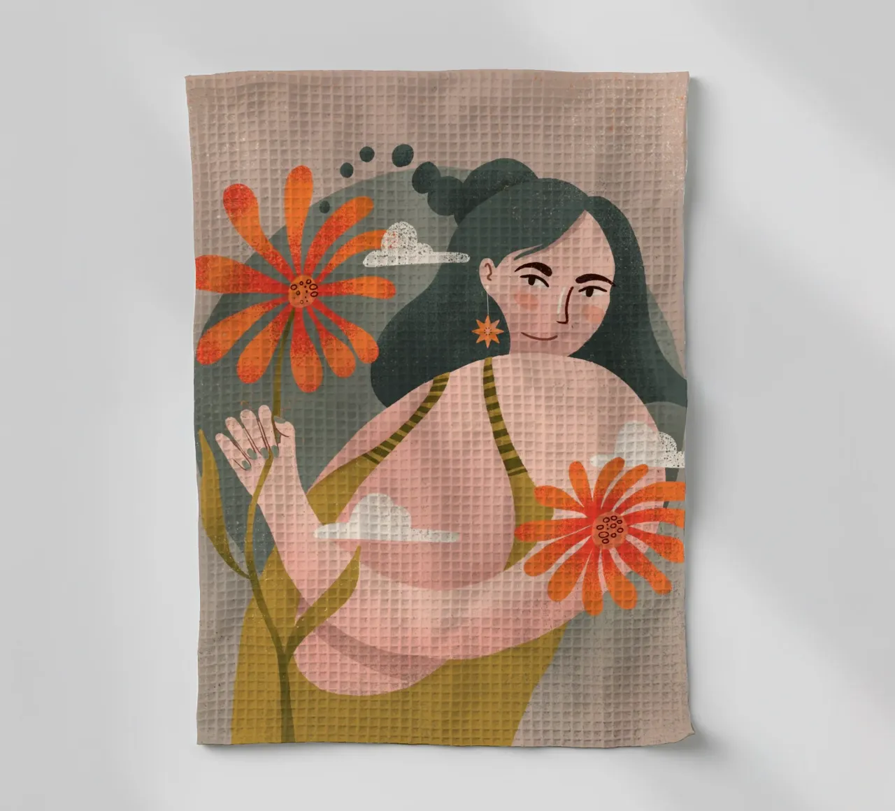 Frau mit Blume in der Hand blickt über Schulter Geschirrtuch von Bold & Beautiful