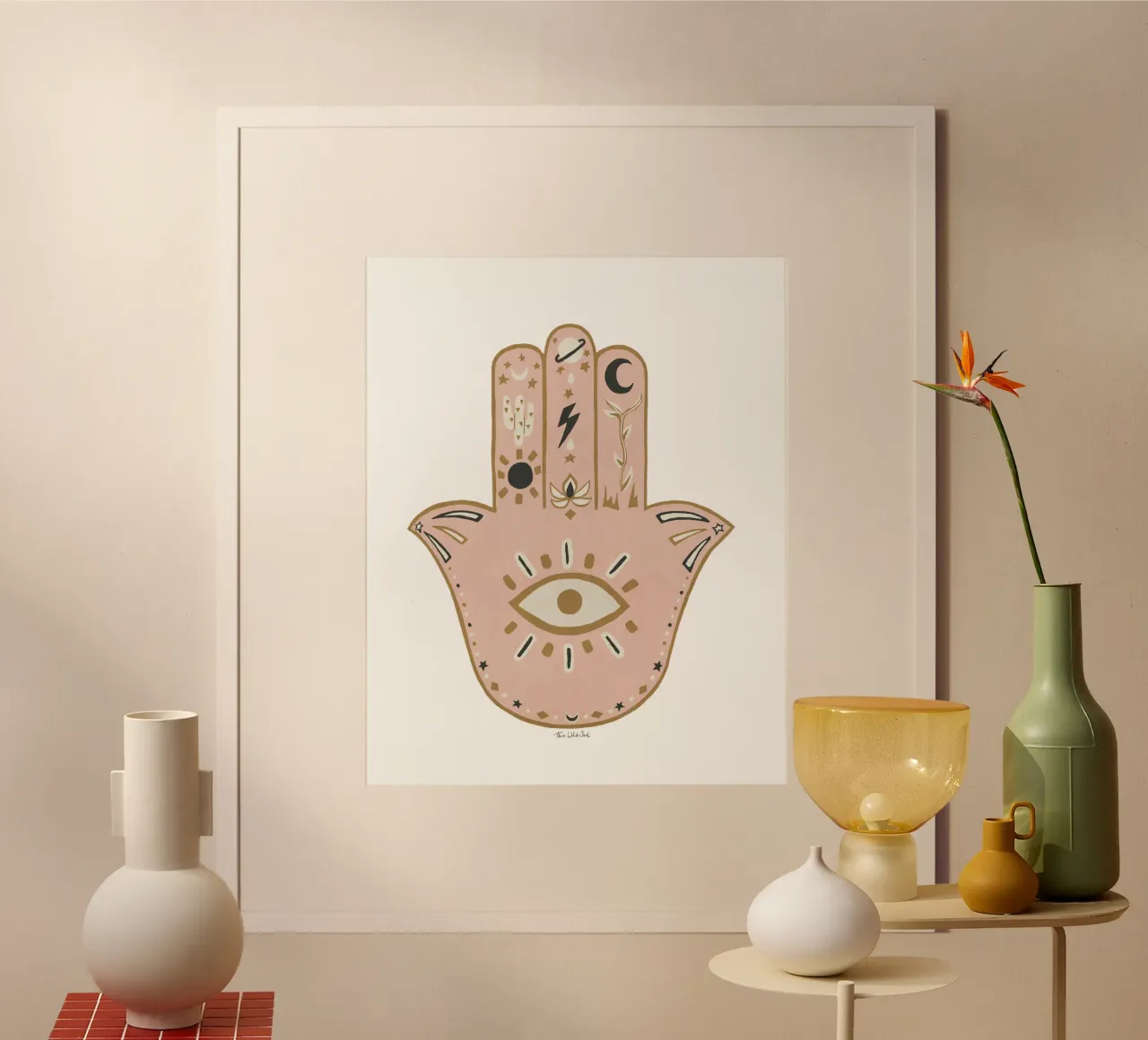 Mano Hamsa Boho, occhio maligno pacifico Rosa pastello, ocra poster con telaio in plastica da This Wild Soul - Illustration
