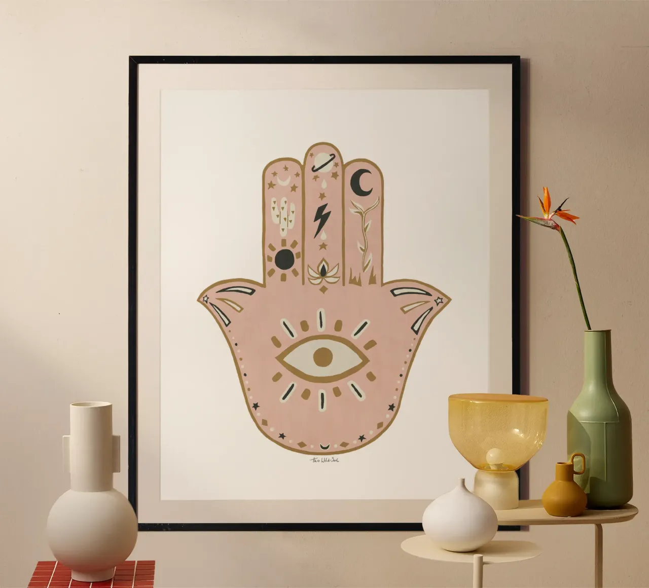 Mano Hamsa Boho, occhio maligno pacifico Rosa pastello, ocra poster con telaio in plastica da This Wild Soul - Illustration