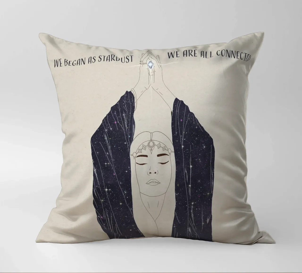 Nous avons commencé comme des poussières d'étoiles, nous sommes tous connectés Déesse Boho coussin de This Wild Soul - Illustration