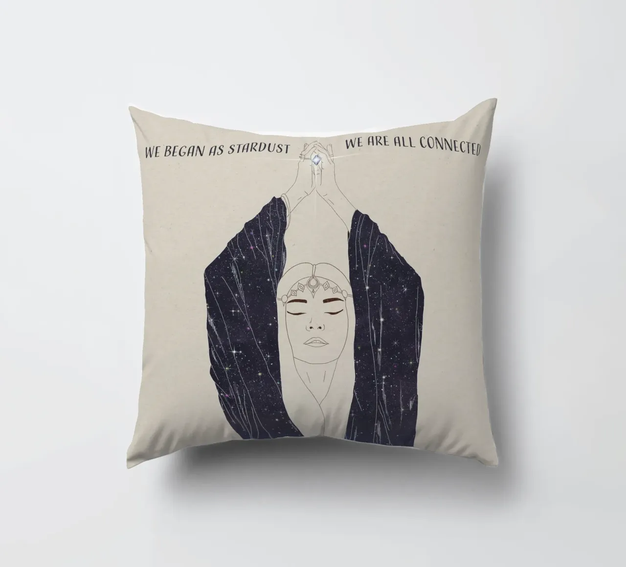 Nous avons commencé comme des poussières d'étoiles, nous sommes tous connectés Déesse Boho coussin de This Wild Soul - Illustration