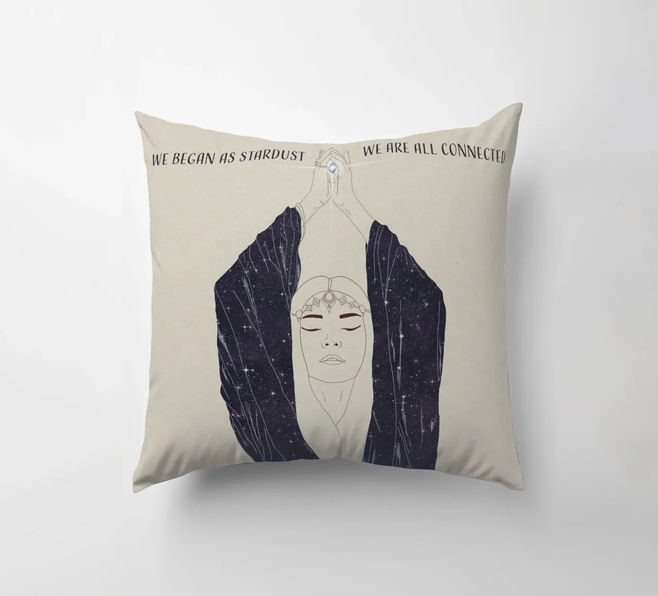Nous avons commencé comme des poussières d'étoiles, nous sommes tous connectés Déesse Boho coussin de This Wild Soul - Illustration