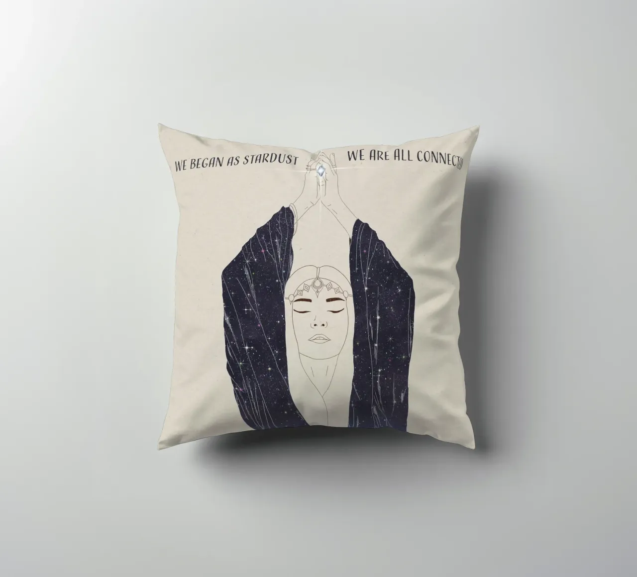 Nous avons commencé comme des poussières d'étoiles, nous sommes tous connectés Déesse Boho coussin de This Wild Soul - Illustration