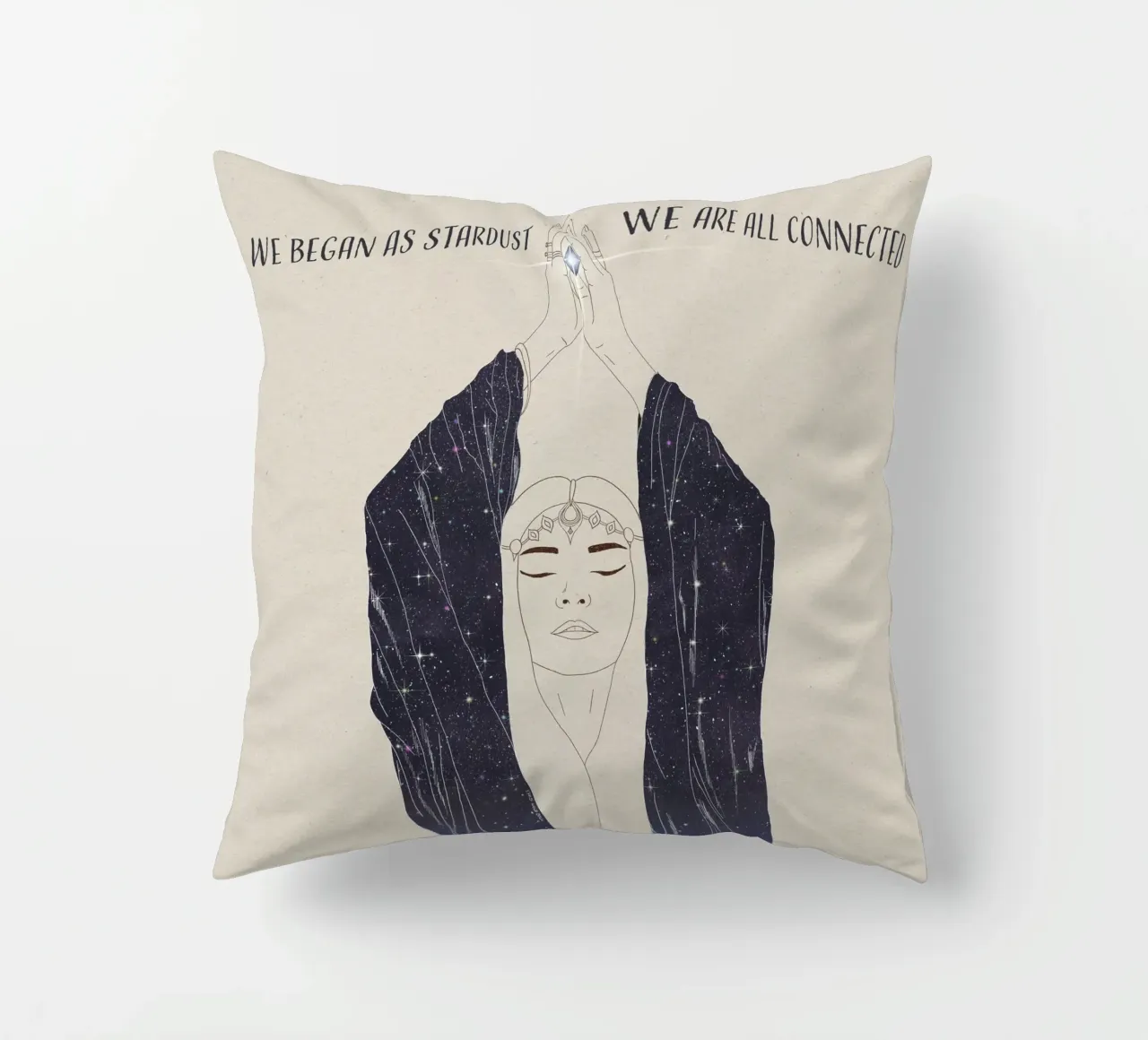Nous avons commencé comme des poussières d'étoiles, nous sommes tous connectés Déesse Boho coussin de This Wild Soul - Illustration