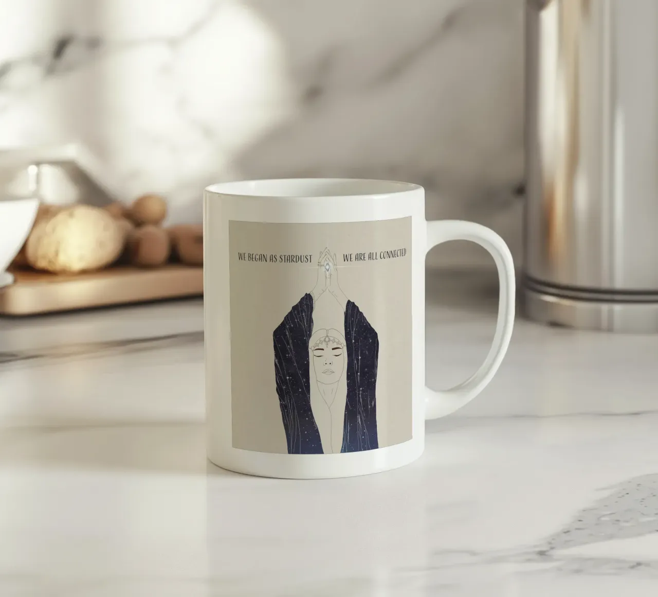 Nous avons commencé comme des poussières d'étoiles, nous sommes tous connectés Déesse Boho mug en céramique de This Wild Soul - Illustration