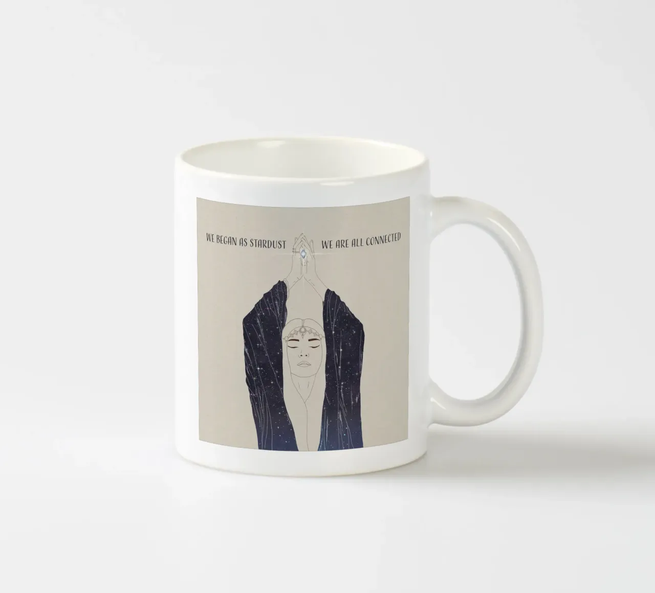 Nous avons commencé comme des poussières d'étoiles, nous sommes tous connectés Déesse Boho mug en céramique de This Wild Soul - Illustration