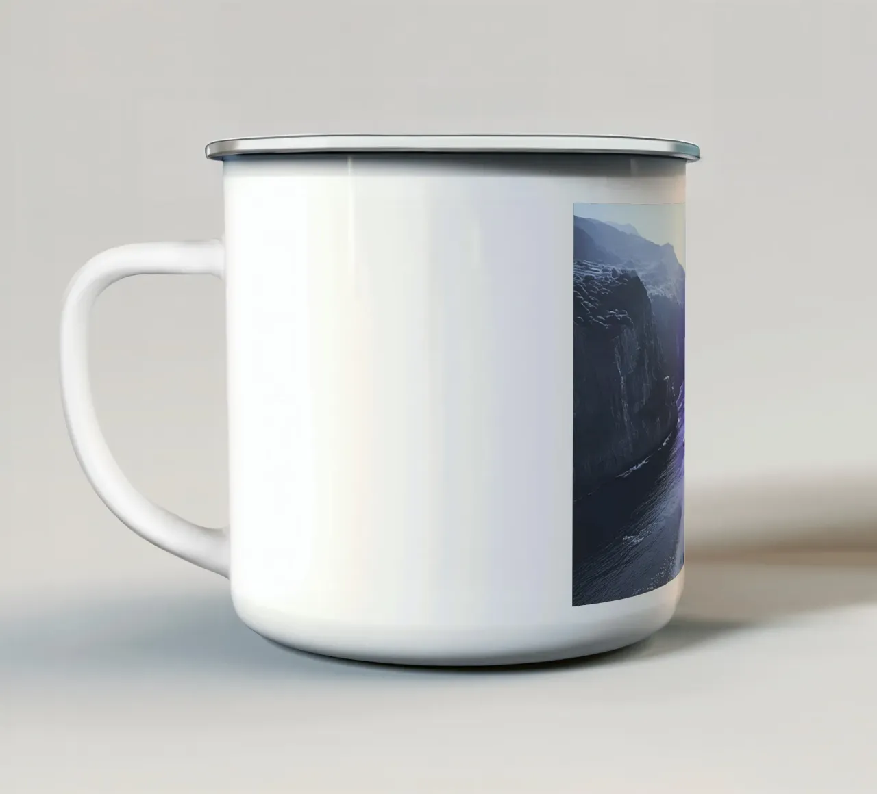 WAS FÜR EINE WUNDERBARE AUSSICHT! Veilchen Emaille Tasse von Thierry vobmann photography