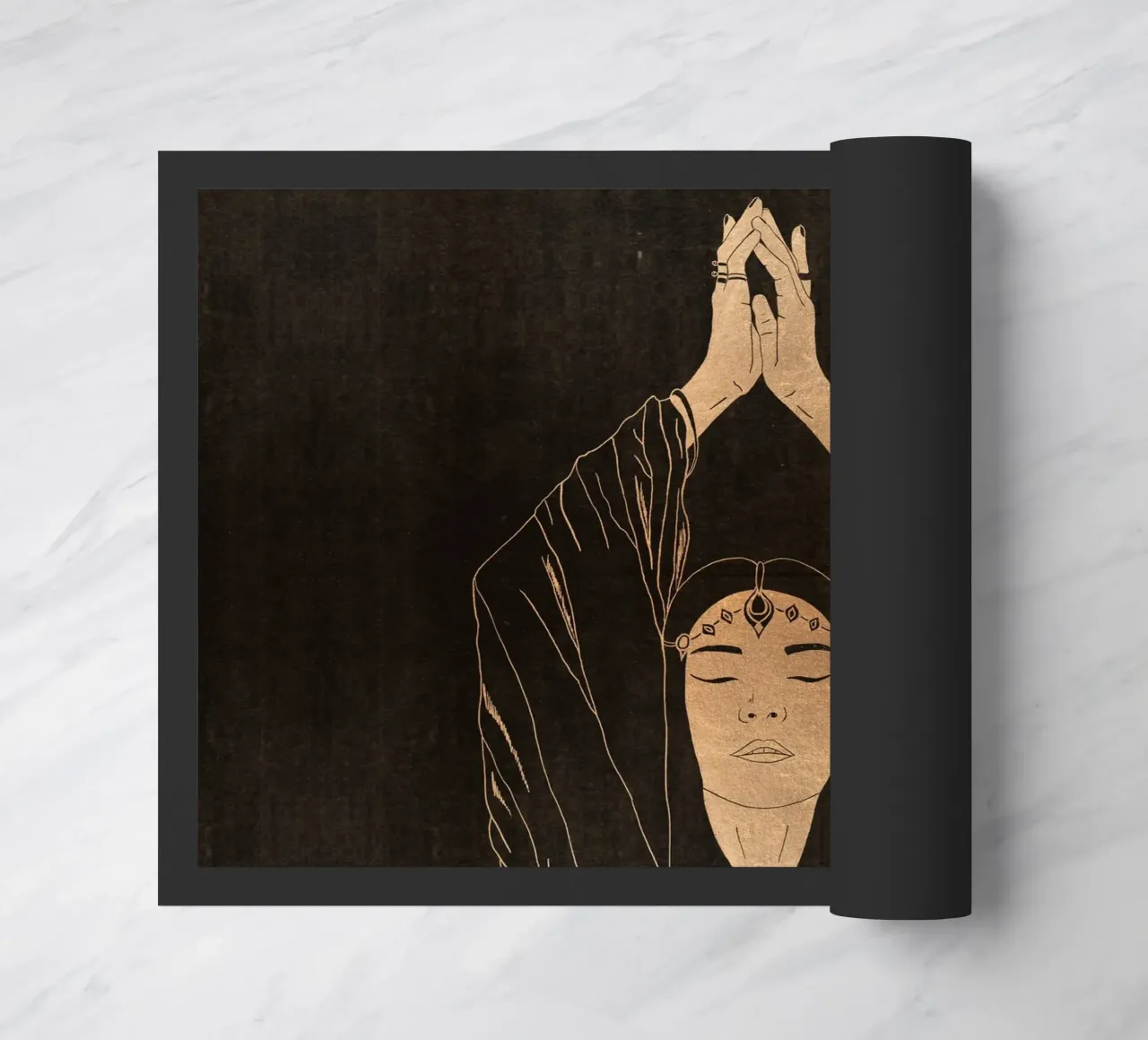 "Namaste" Donna Boho minimalista in meditazione, nera e dorata zerbino da This Wild Soul - Illustration