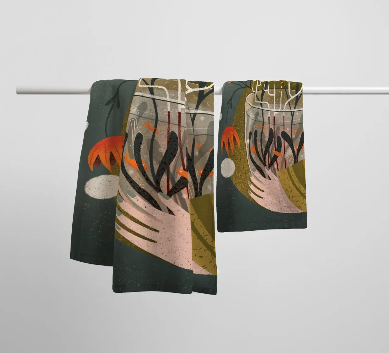 Donna che tiene in mano un vaso con fiori e pesci asciugamano da bagno da Bold & Beautiful