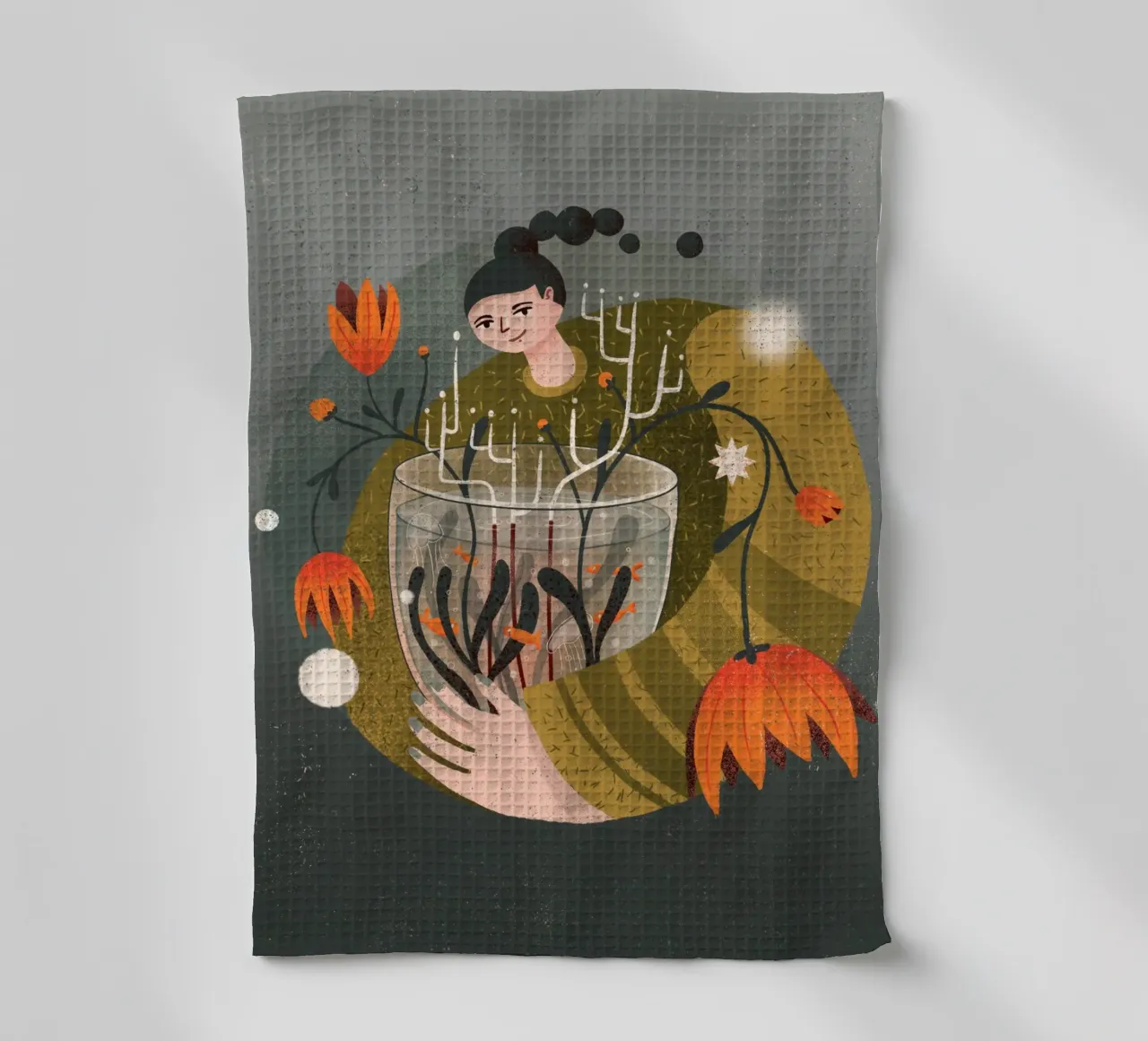 Femme tenant un vase avec des fleurs et des poissons torchon de Bold & Beautiful
