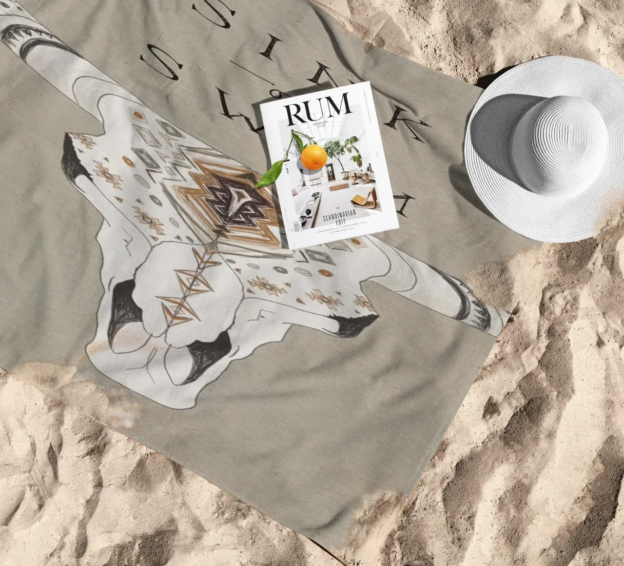 Sink or Swim Joshua Tree Ranch Teschio di bisonte motivo azteco telo mare da This Wild Soul - Illustration