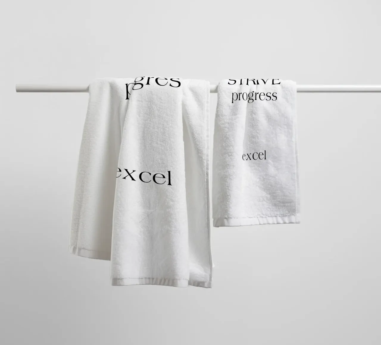 Strive Progress Tipografia semplice e minimalista Excel asciugamano da bagno da YV TYPOGRAPHY