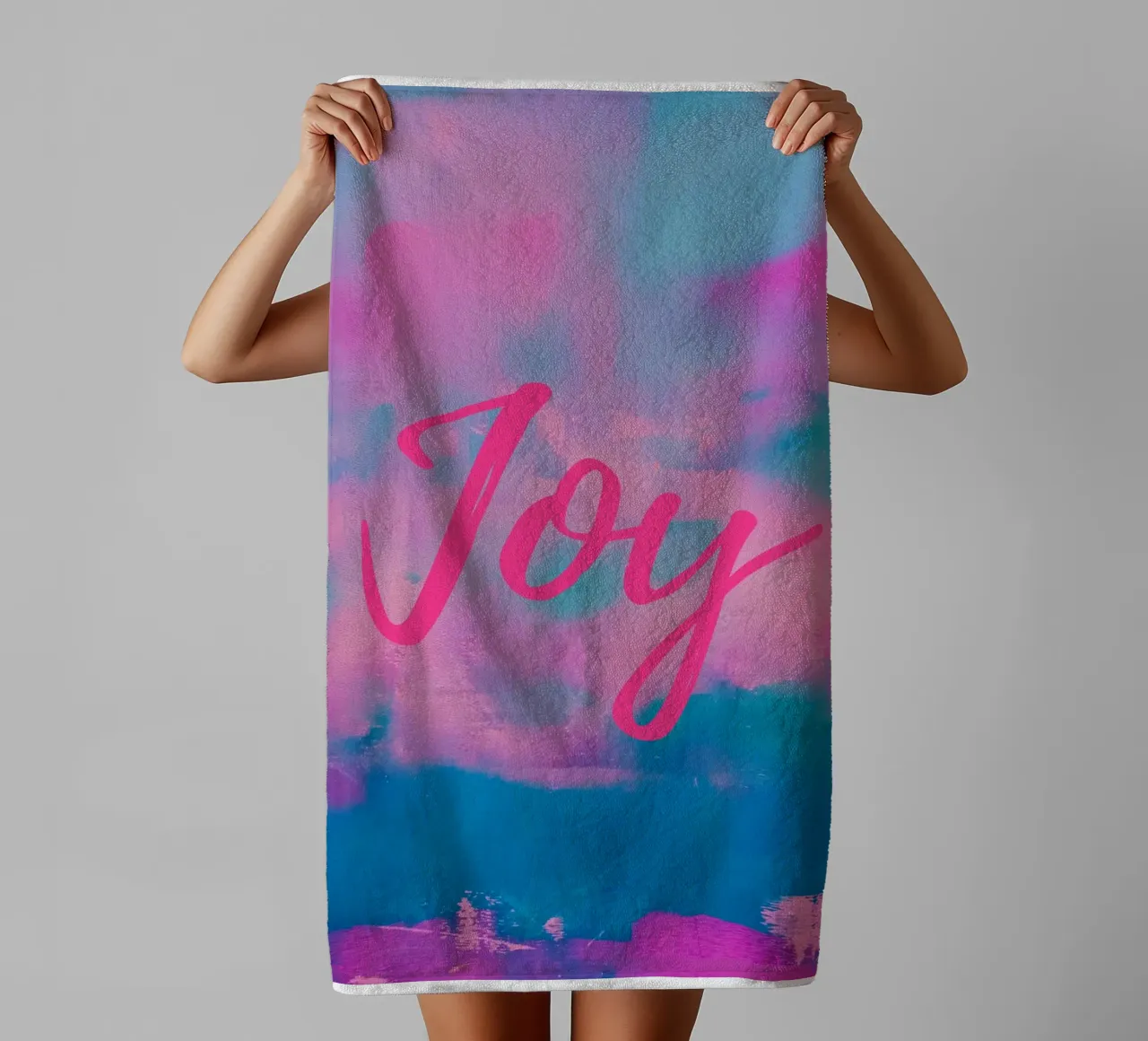 Joy' kleurrijke abstracte print badhanddoek van FABOArt