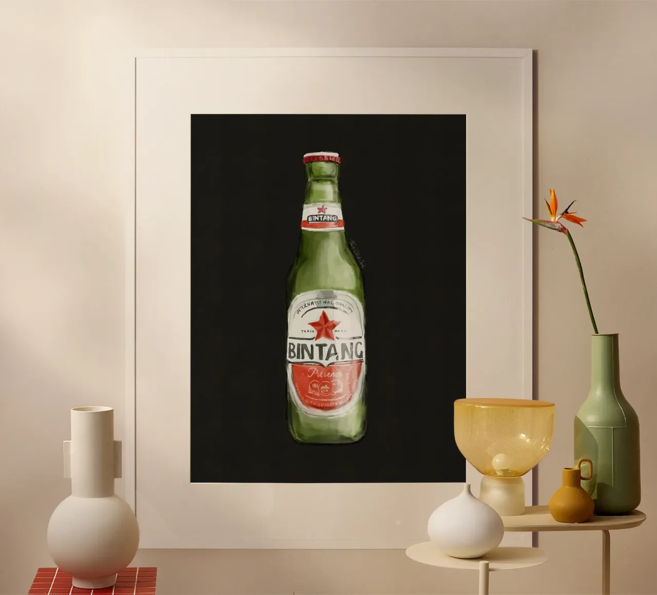 Indonesiano Bali Bintang bere birra bottiglia sfondo nero poster con telaio in legno da This Wild Soul - Illustration