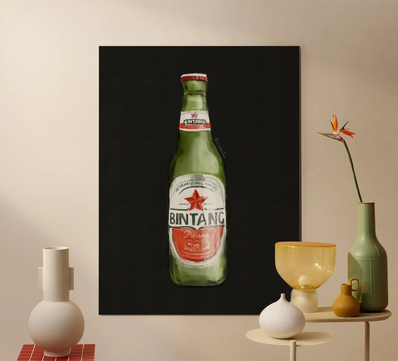 Indonesiano Bali Bintang bere birra bottiglia sfondo nero poster con telaio in legno da This Wild Soul - Illustration
