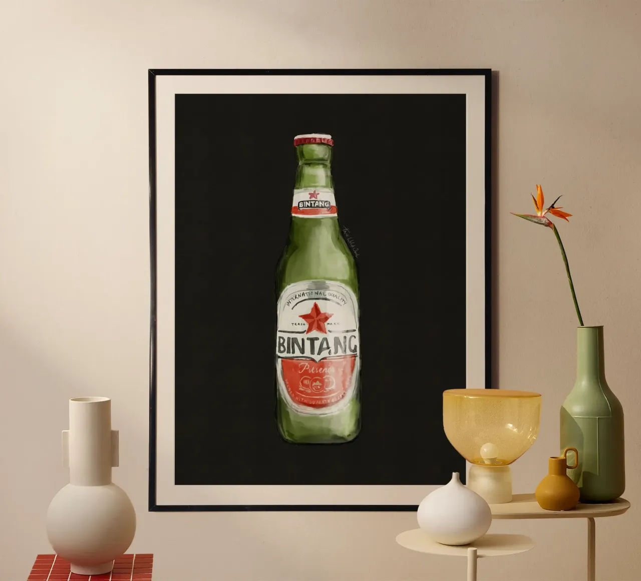 Indonesiano Bali Bintang bere birra bottiglia sfondo nero poster con telaio in legno da This Wild Soul - Illustration
