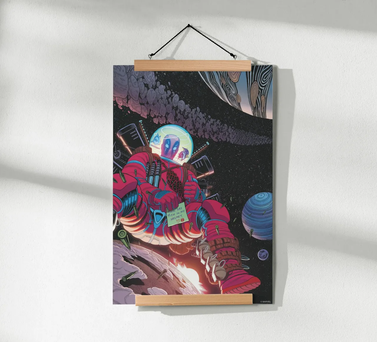 Deadpool – Verloren im Weltraum poster con telaio in legno da MARVEL Designs by JUNIQE