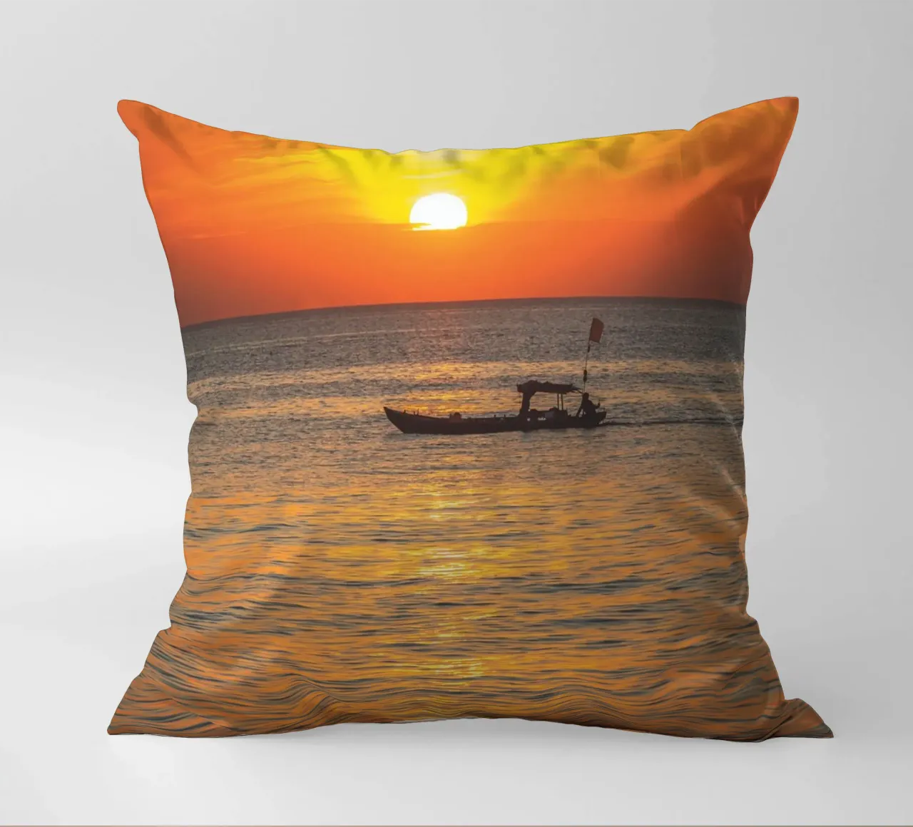 Sunset Boat cuscino da Dave Hare Photography