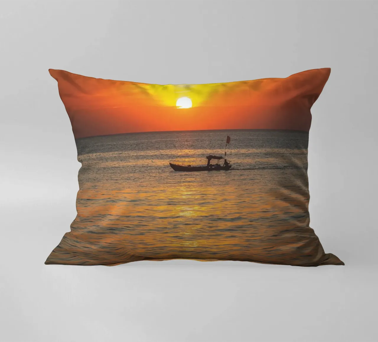 Sunset Boat cuscino da Dave Hare Photography