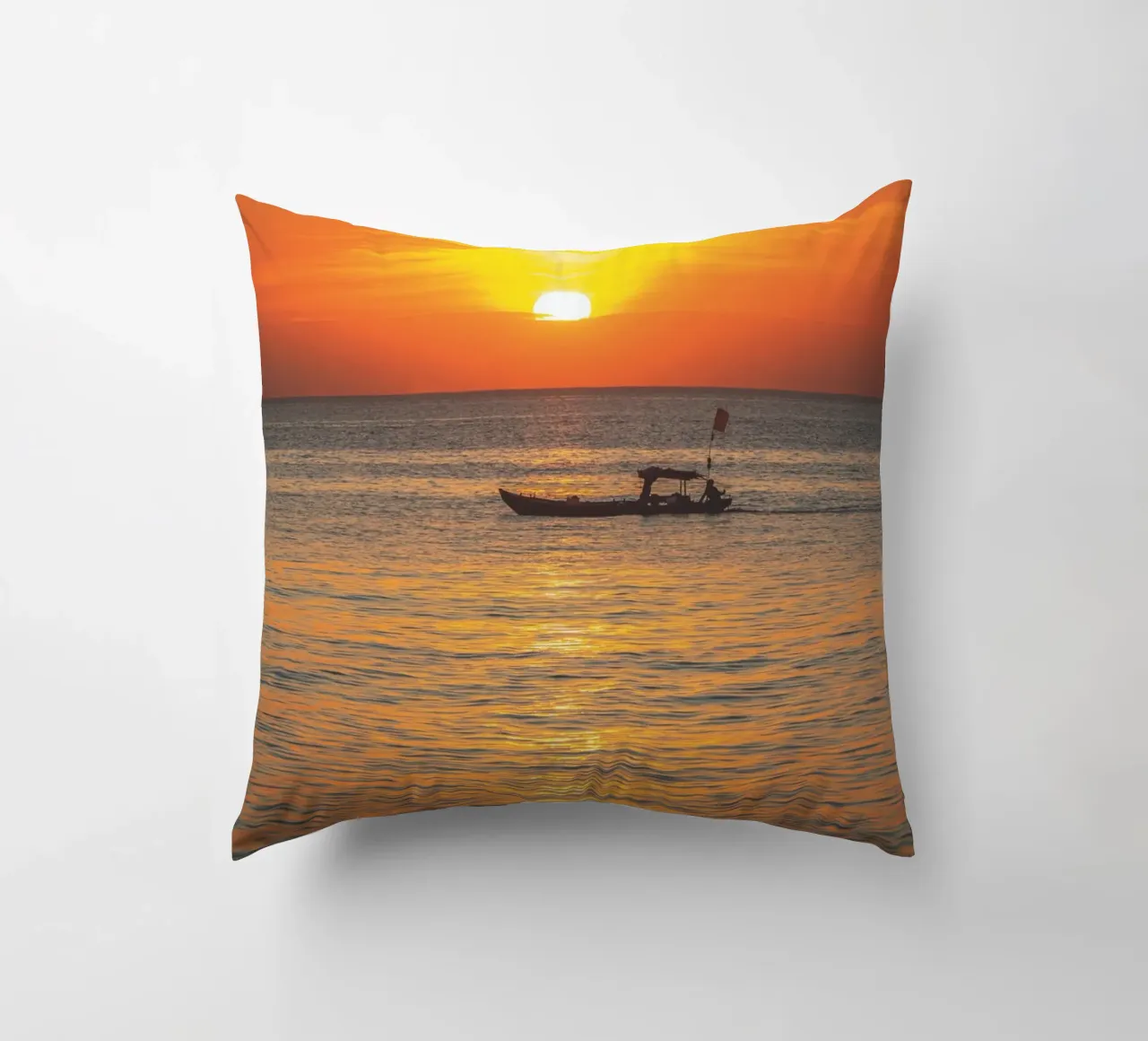 Sunset Boat cuscino da Dave Hare Photography