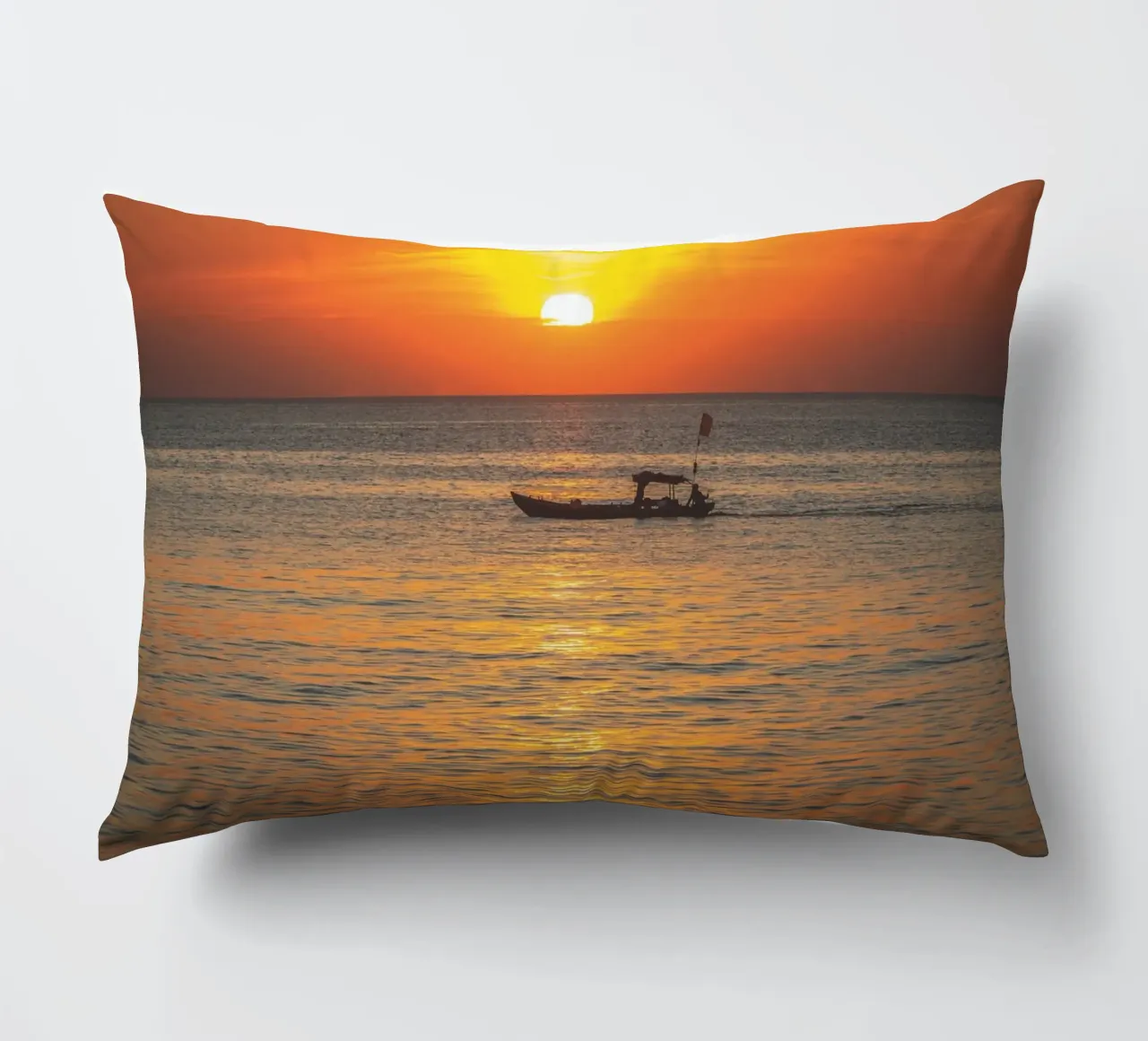 Sunset Boat cuscino da Dave Hare Photography