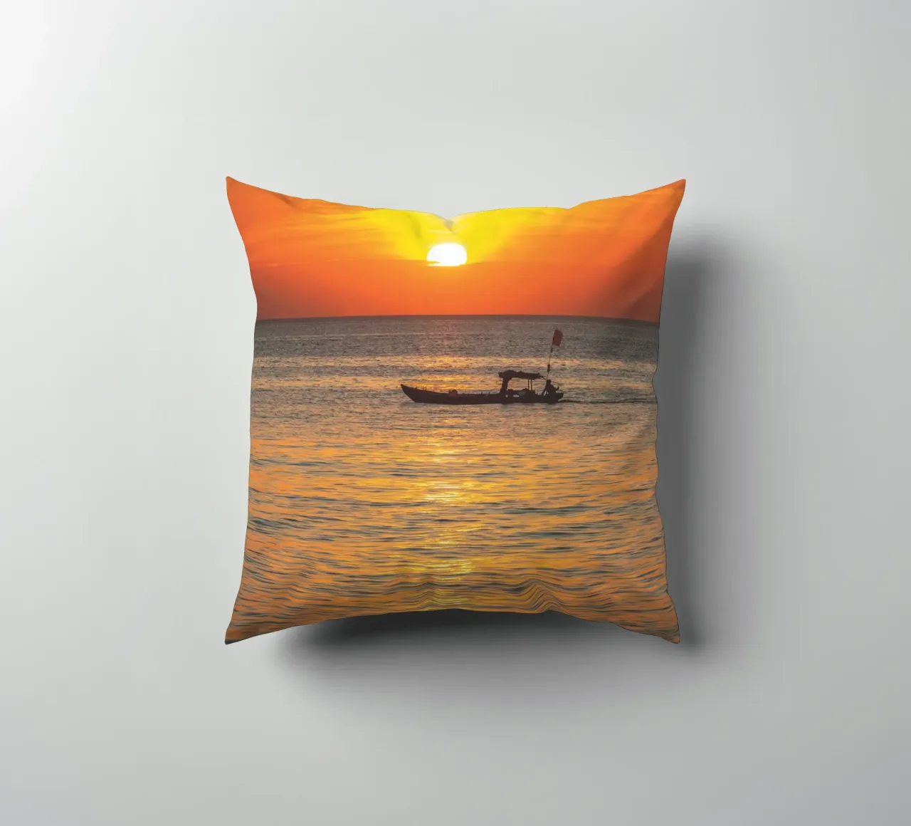 Sunset Boat cuscino da Dave Hare Photography
