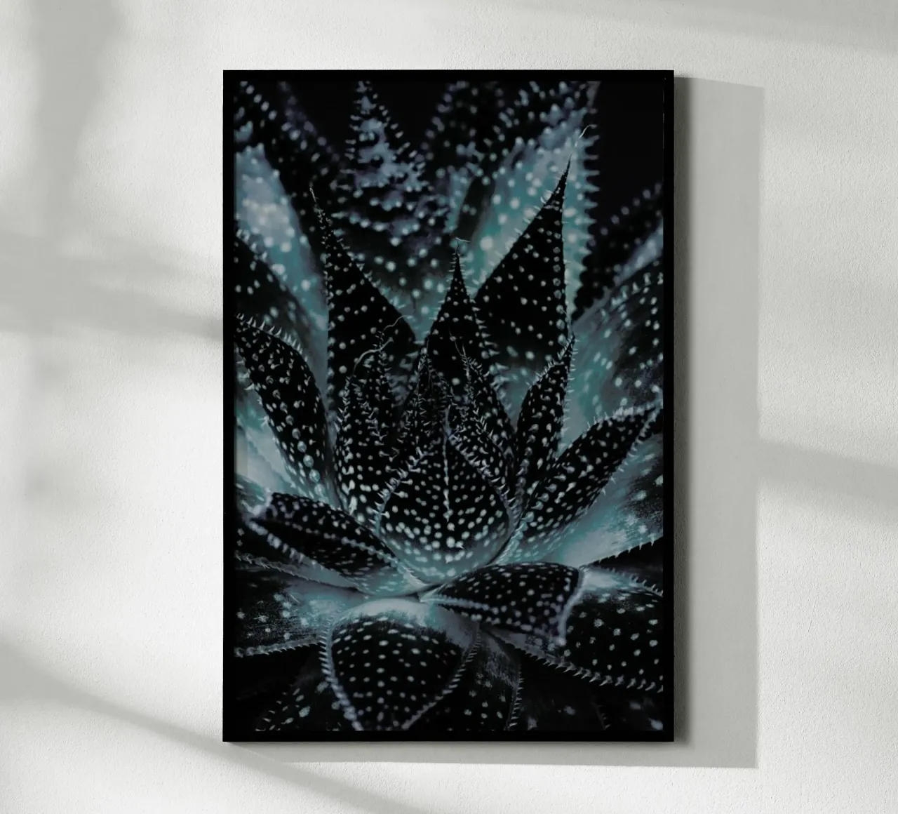 Dark Plants 3 Succulent poster con telaio in legno da Monika Strigel