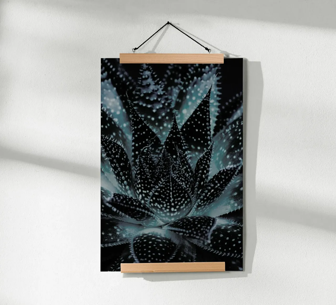 Dark Plants 3 Succulent poster con telaio in legno da Monika Strigel