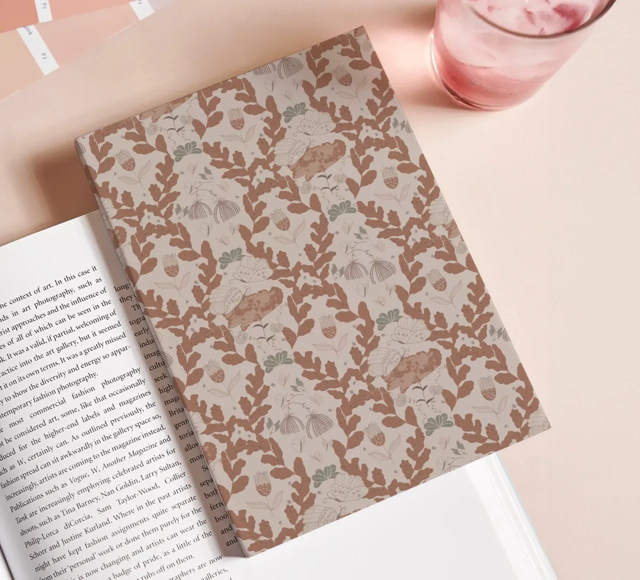 Hovering over a nectar carnet de notes de Mandalla Pattern