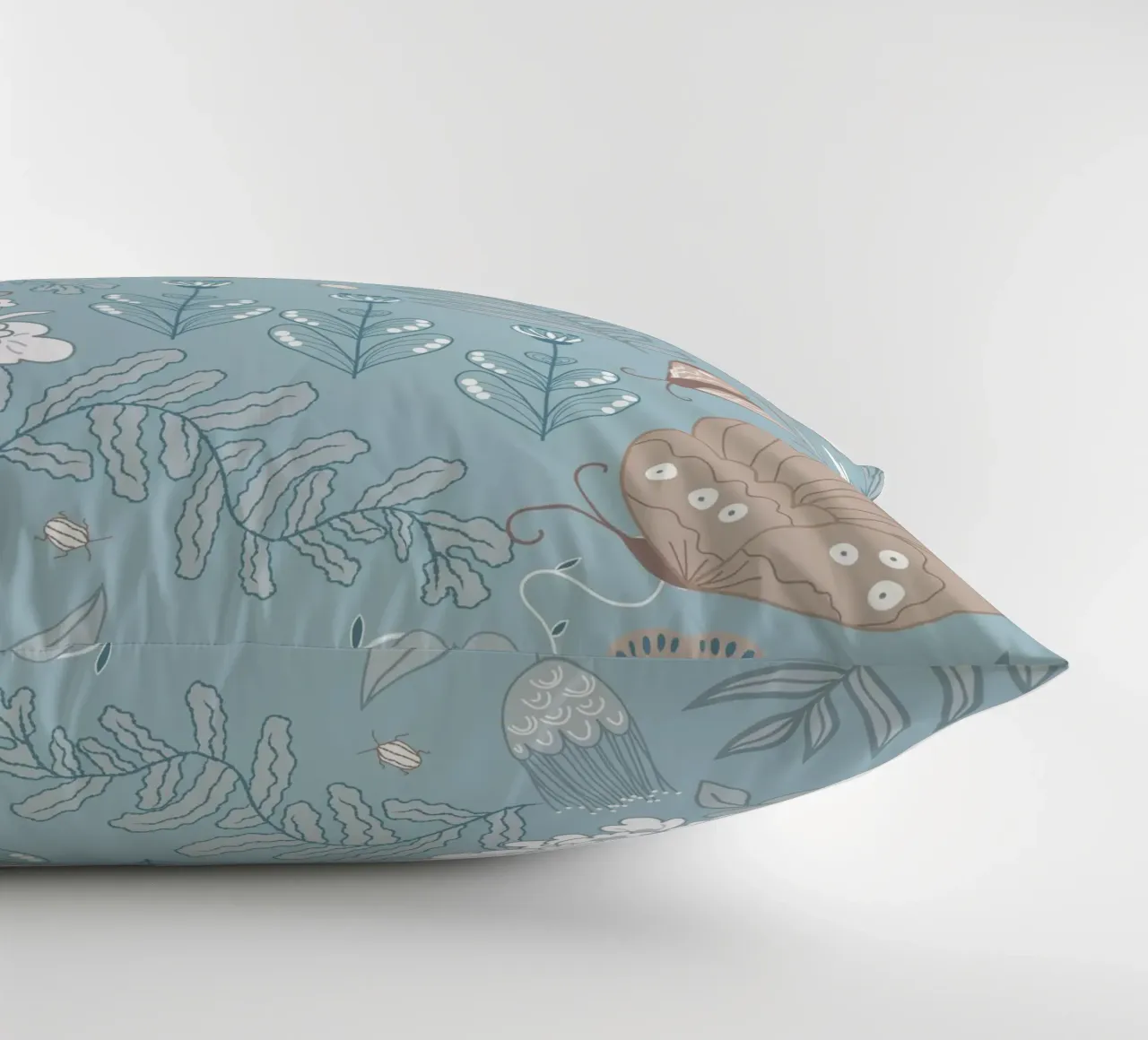 Busy life in the forest - on blue cuscino da Mandalla Pattern