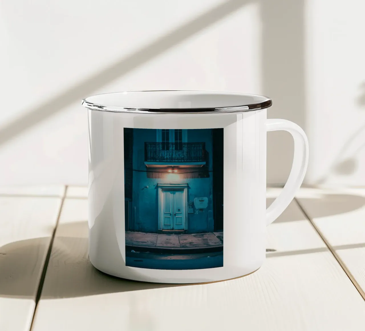 I misteri di una porta blu a New Orleans tazza in smalto da By Night