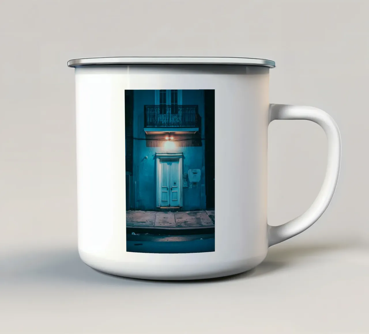 I misteri di una porta blu a New Orleans tazza in smalto da By Night