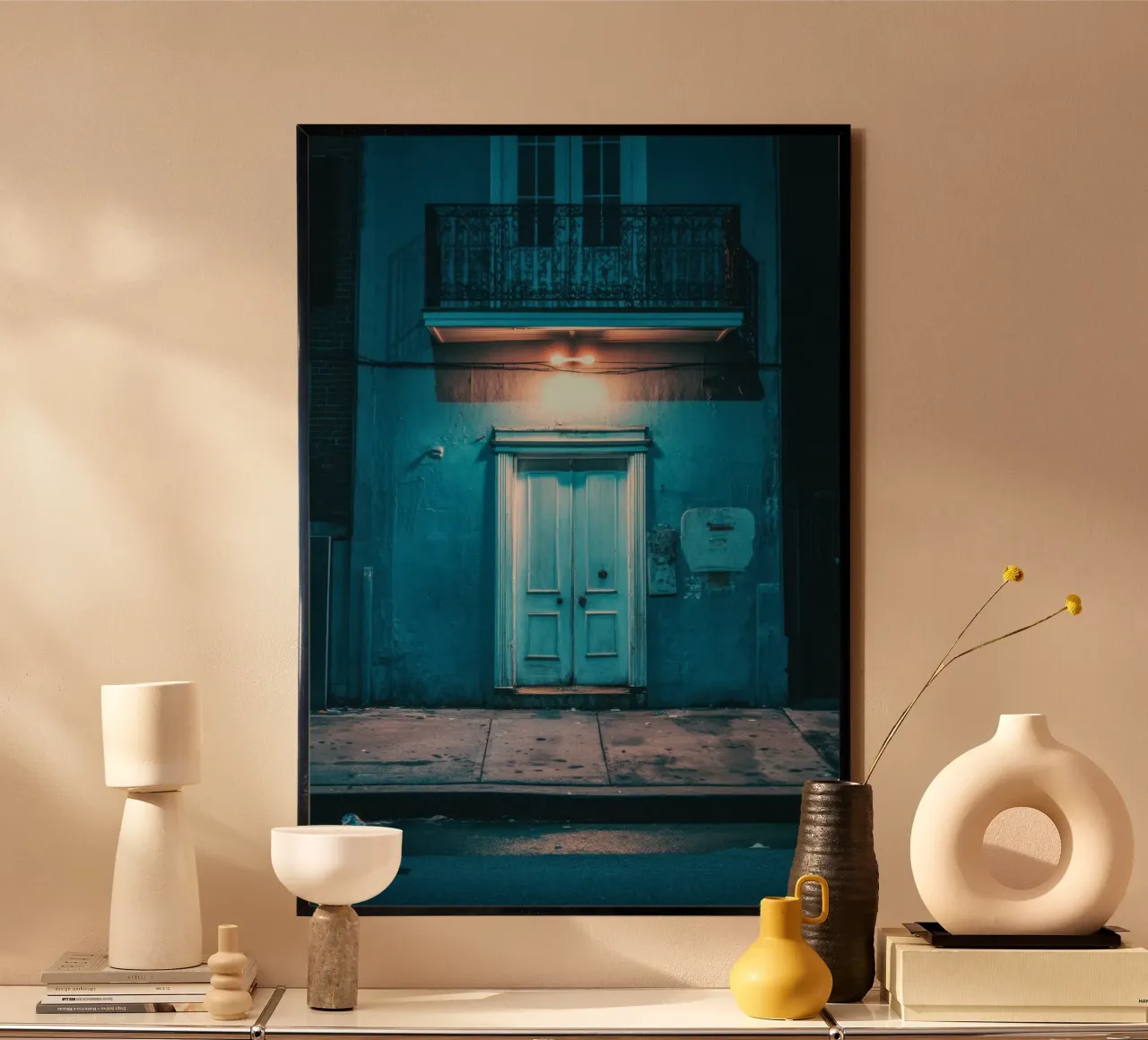 I misteri di una porta blu a New Orleans poster con telaio in legno da By Night