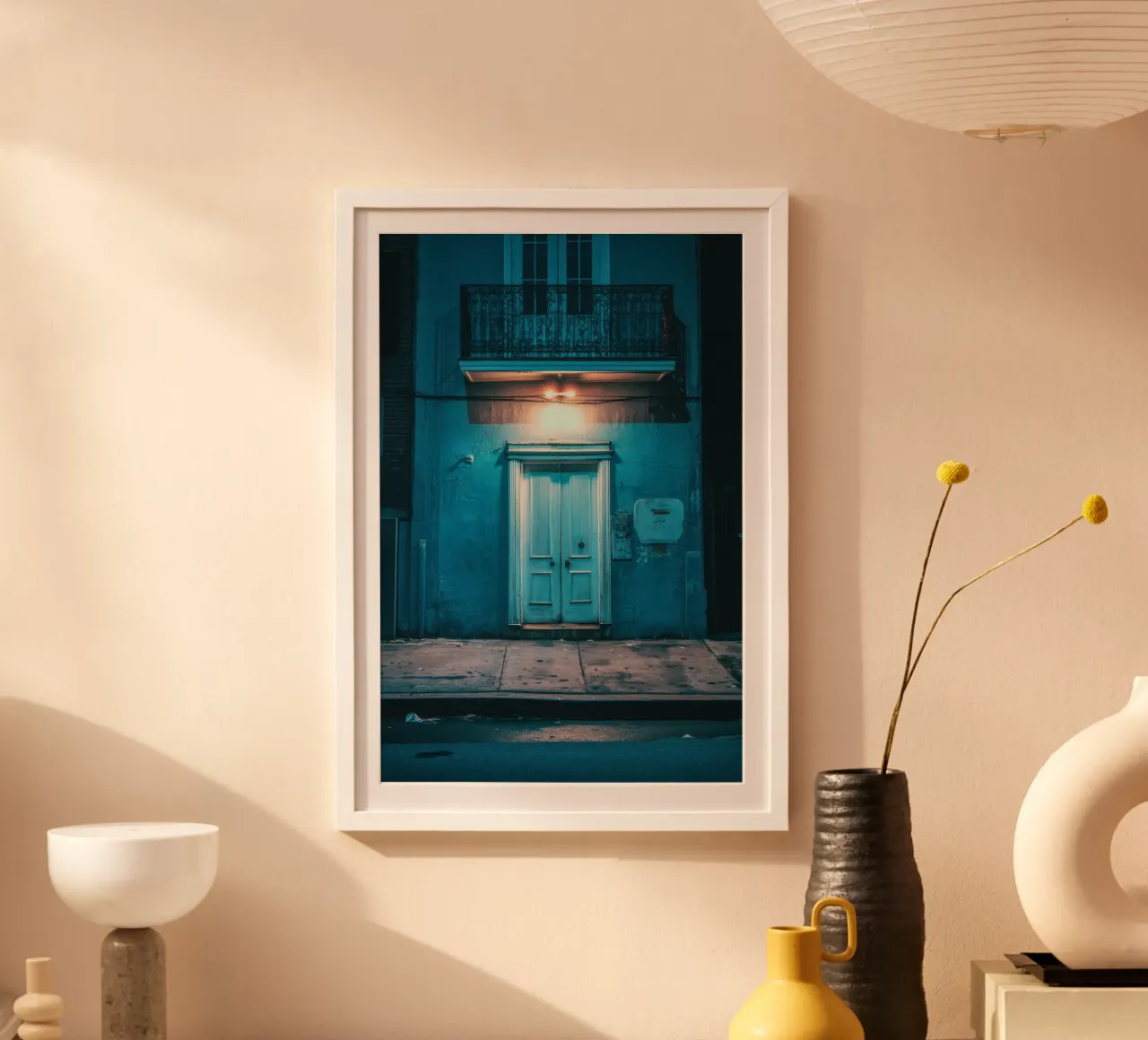 I misteri di una porta blu a New Orleans poster con telaio in legno da By Night