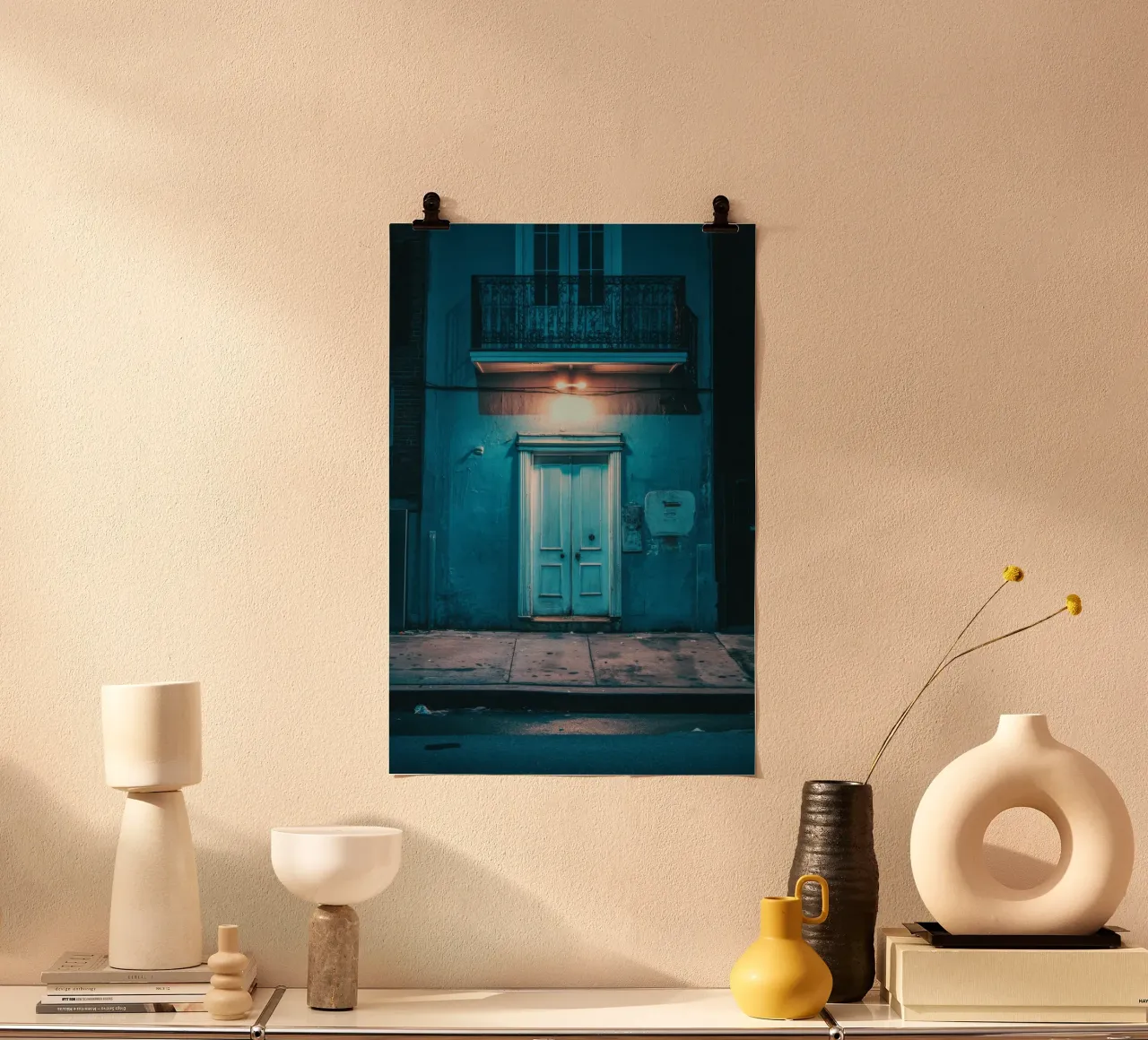 I misteri di una porta blu a New Orleans poster con telaio in legno da By Night
