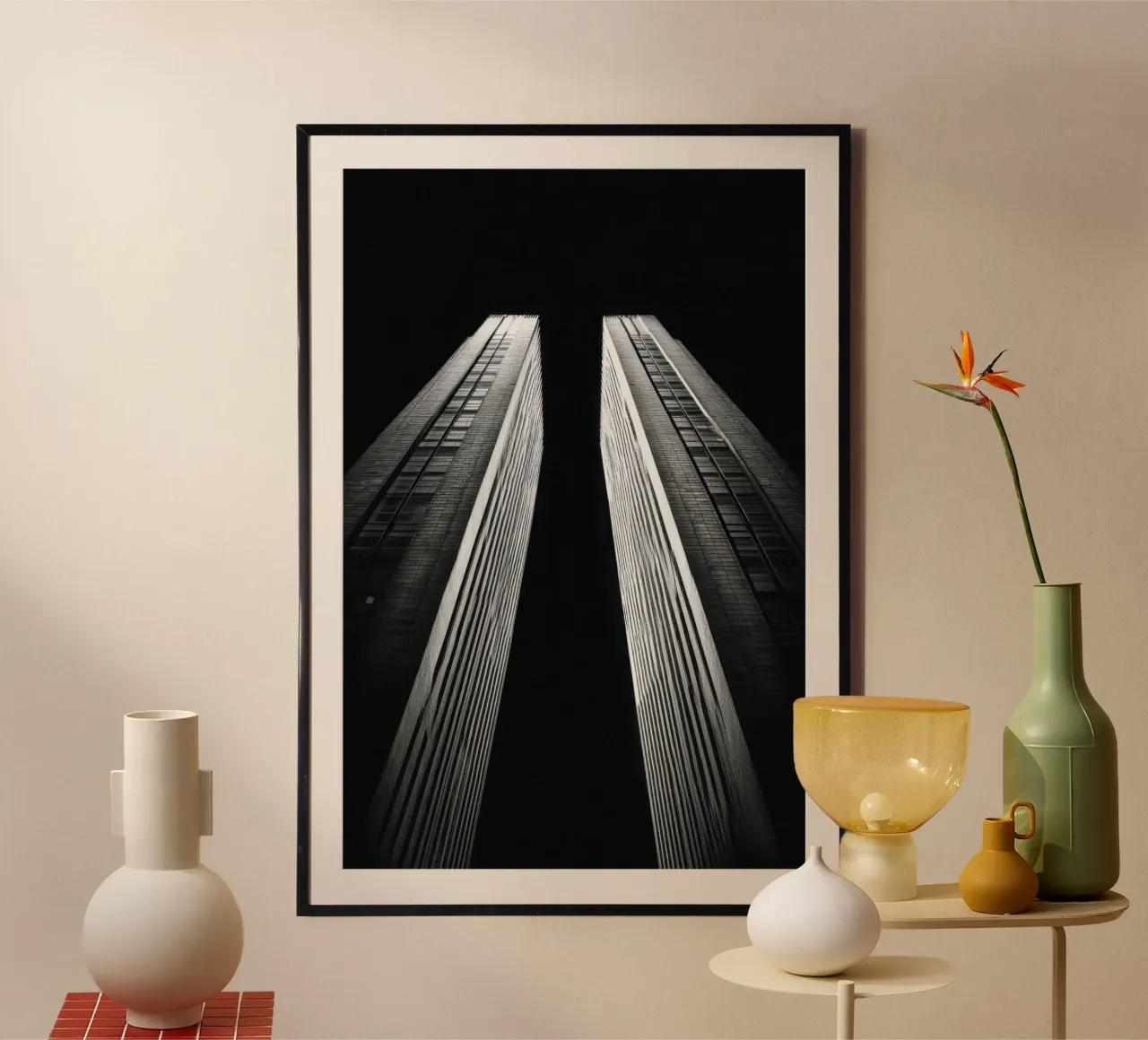 Die Giganten New Yorks unter dem Nachthimmel Poster mit Kunststoffrahmen von By Night