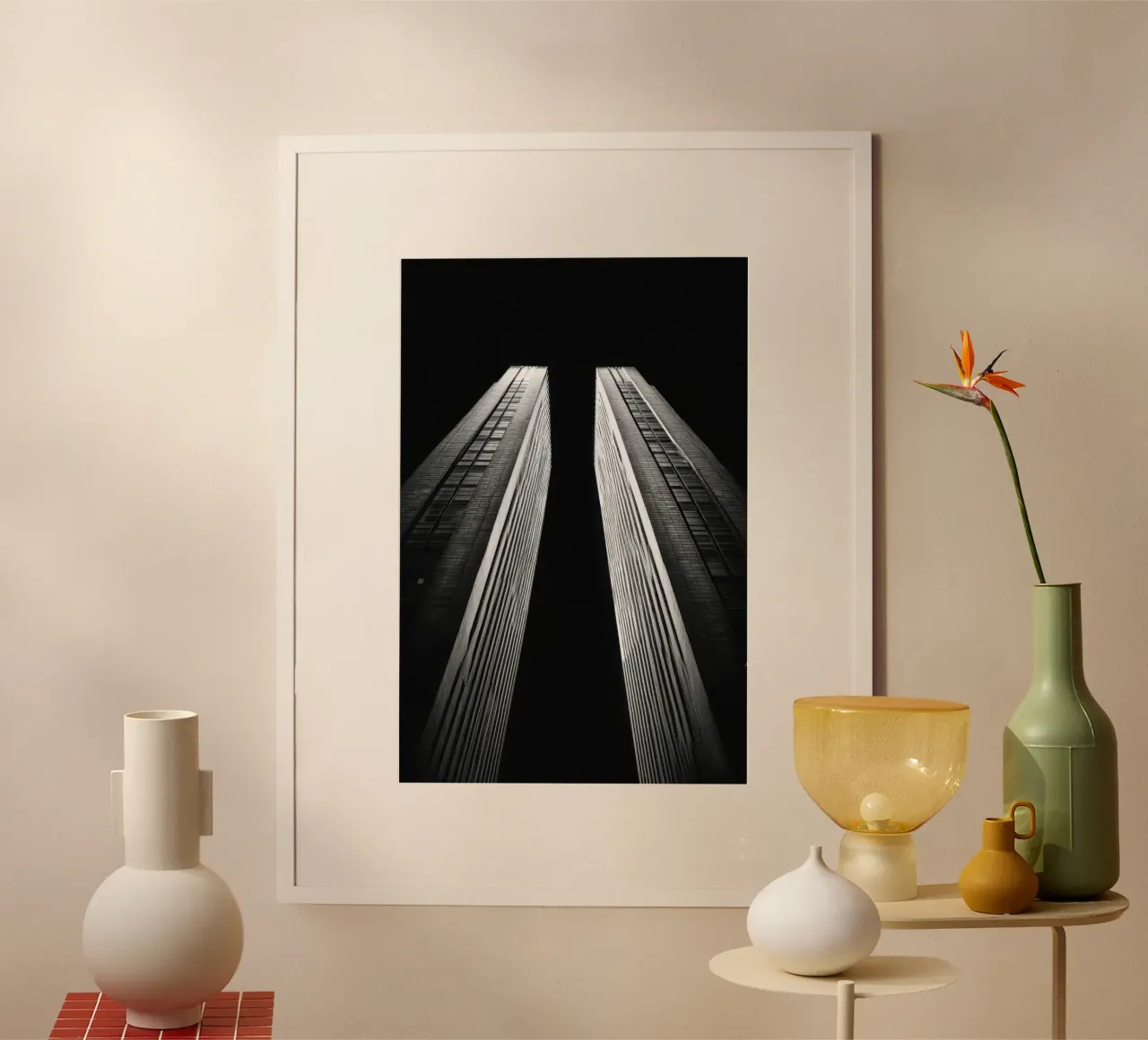 Die Giganten New Yorks unter dem Nachthimmel Poster mit Kunststoffrahmen von By Night