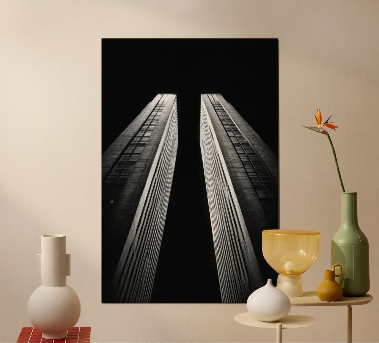 Die Giganten New Yorks unter dem Nachthimmel Poster mit Kunststoffrahmen von By Night