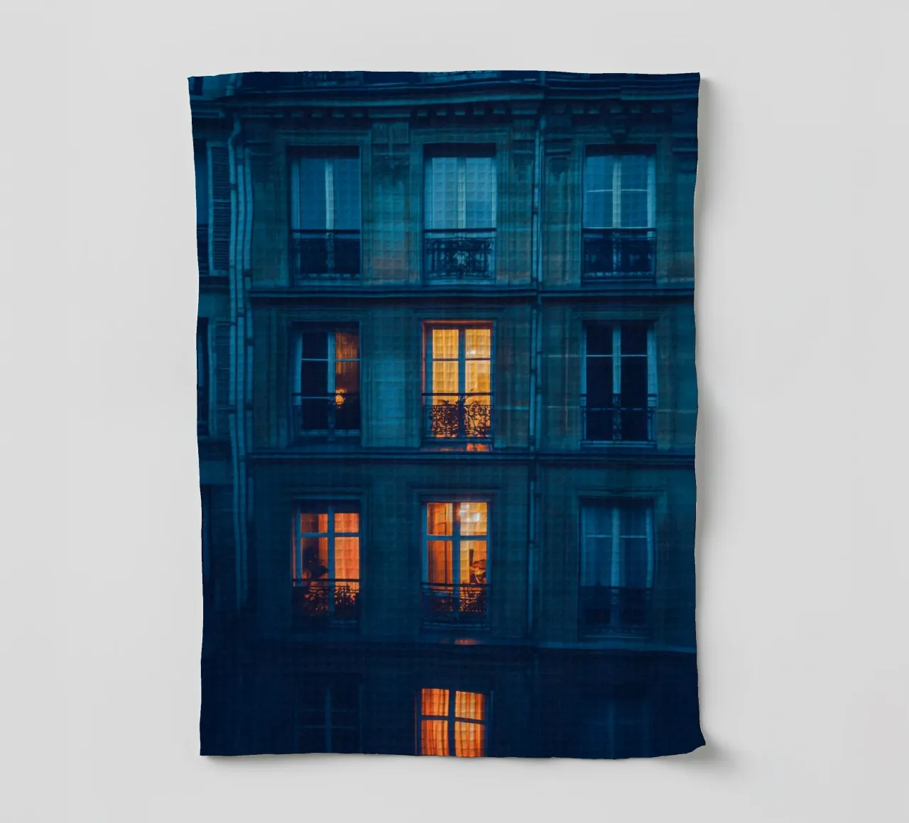 Fenêtres illuminées, reflets de vie nocturne à Paris torchon de By Night