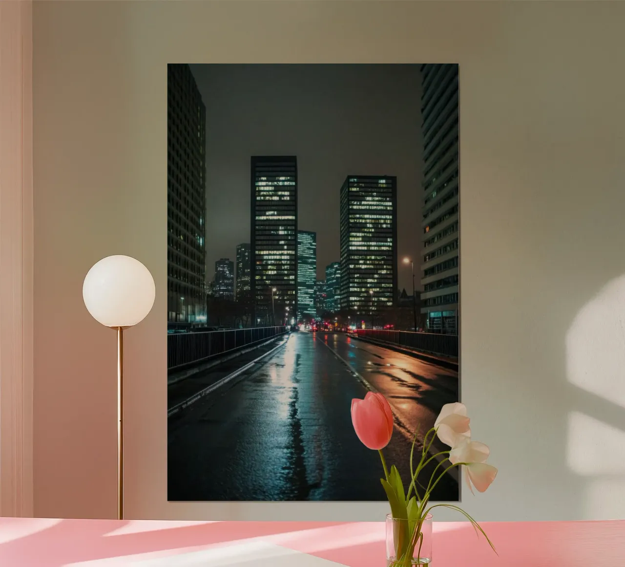 Prospettiva urbana: la Parigi moderna di notte poster con telaio in alluminio da By Night