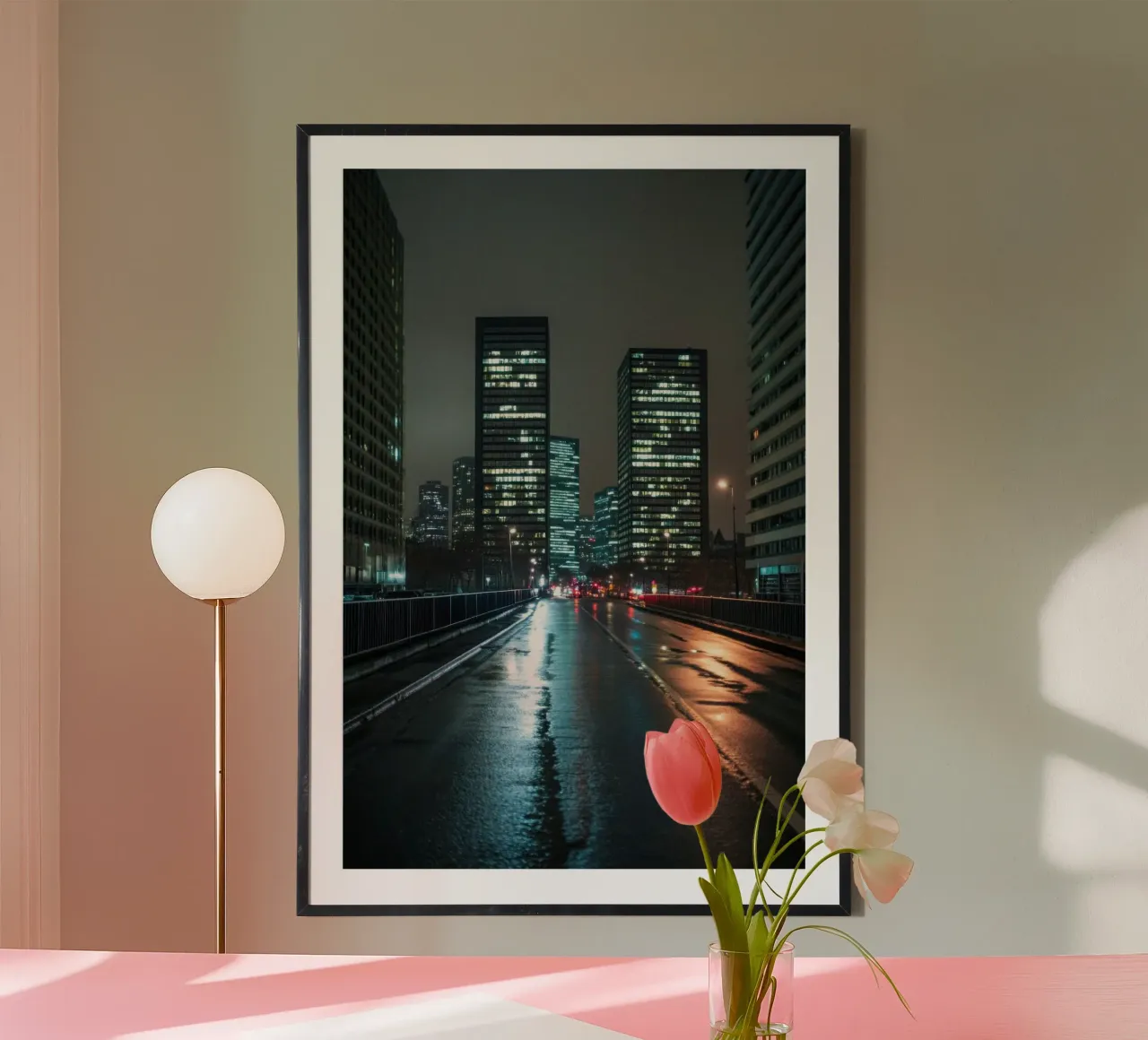 Prospettiva urbana: la Parigi moderna di notte poster con telaio in alluminio da By Night