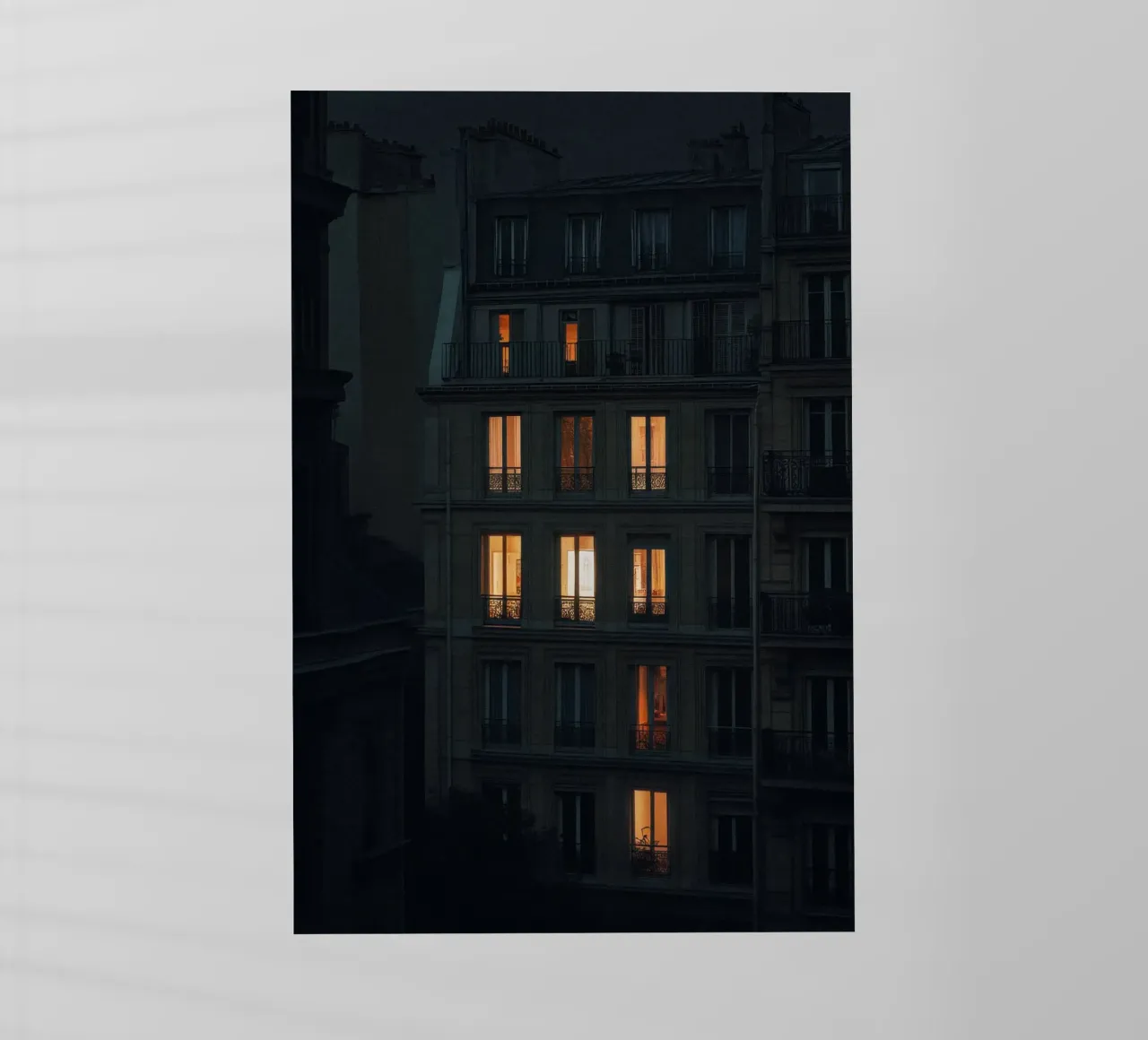 Silhouetten und Lichter: Paris in der Abenddämmerung Backlit Folie von By Night