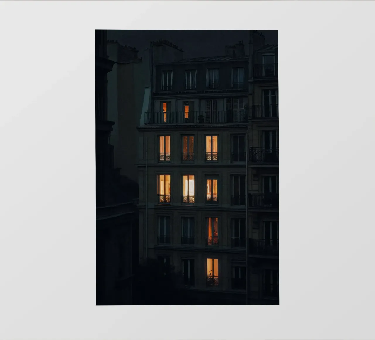 Silhouetten und Lichter: Paris in der Abenddämmerung Backlit Folie von By Night