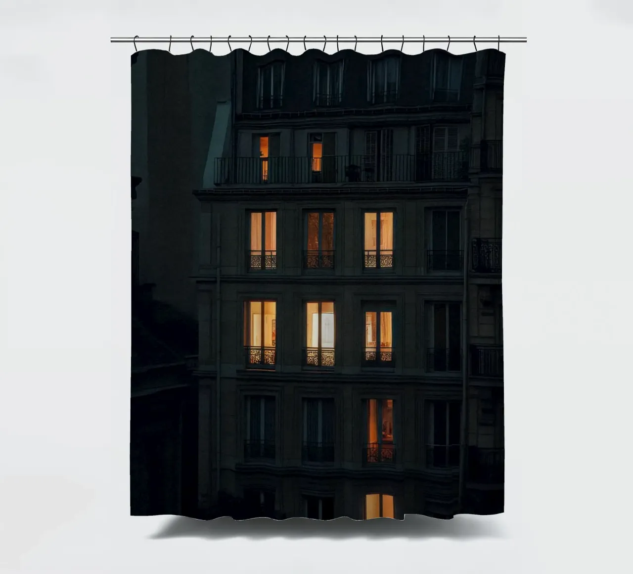 Silhouetten und Lichter: Paris in der Abenddämmerung Duschvorhang von By Night