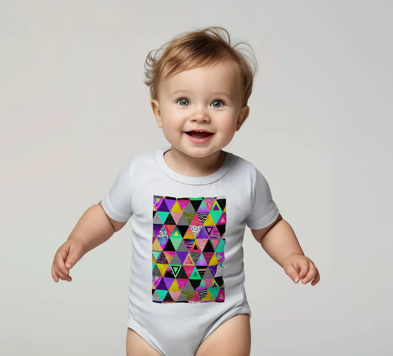 Quirky Triangles body neonato maniche corte da Elisabeth Fredriksson